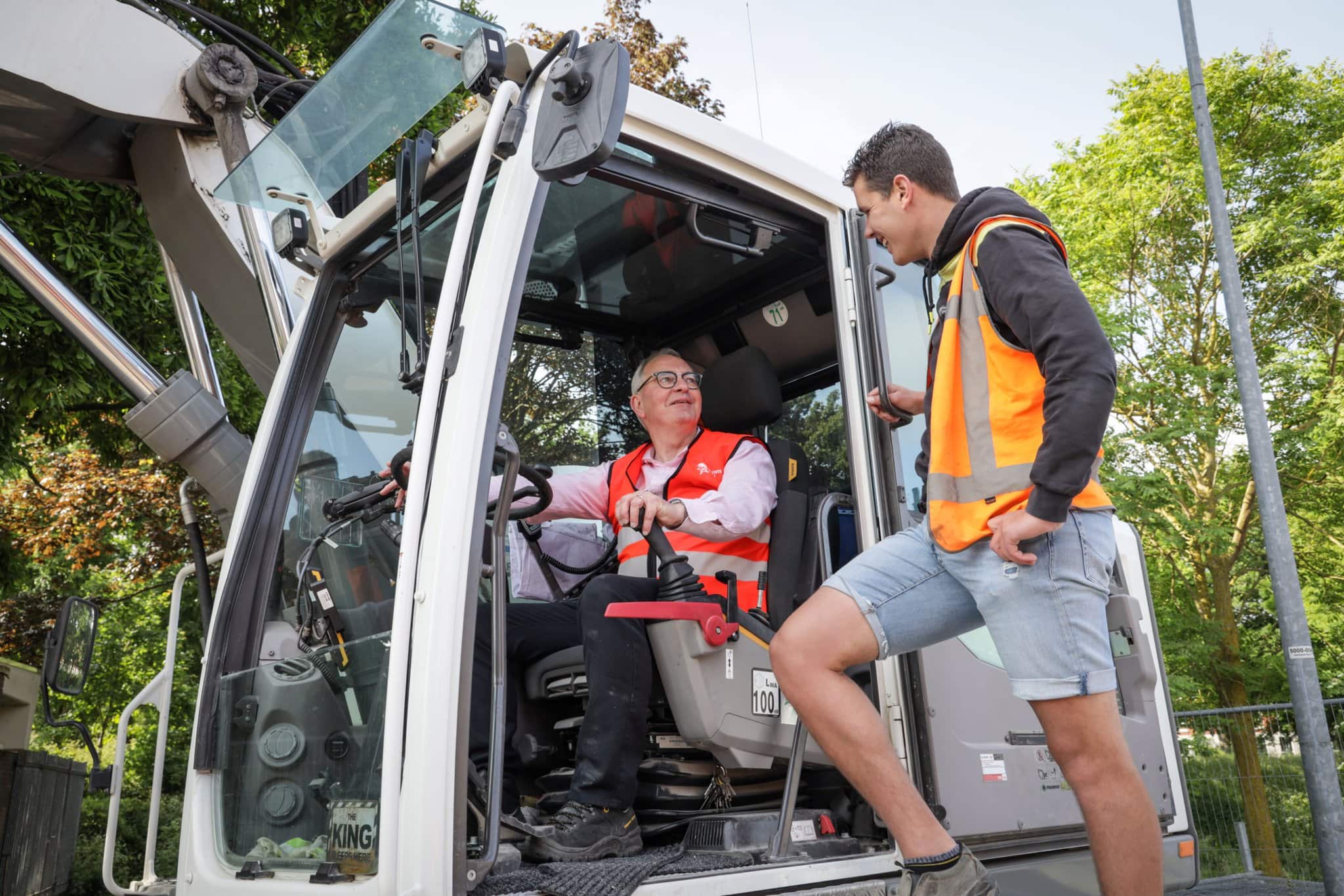 Wethouder Dick Bennis in gesprek met kraanmachinist Rob van Engen
