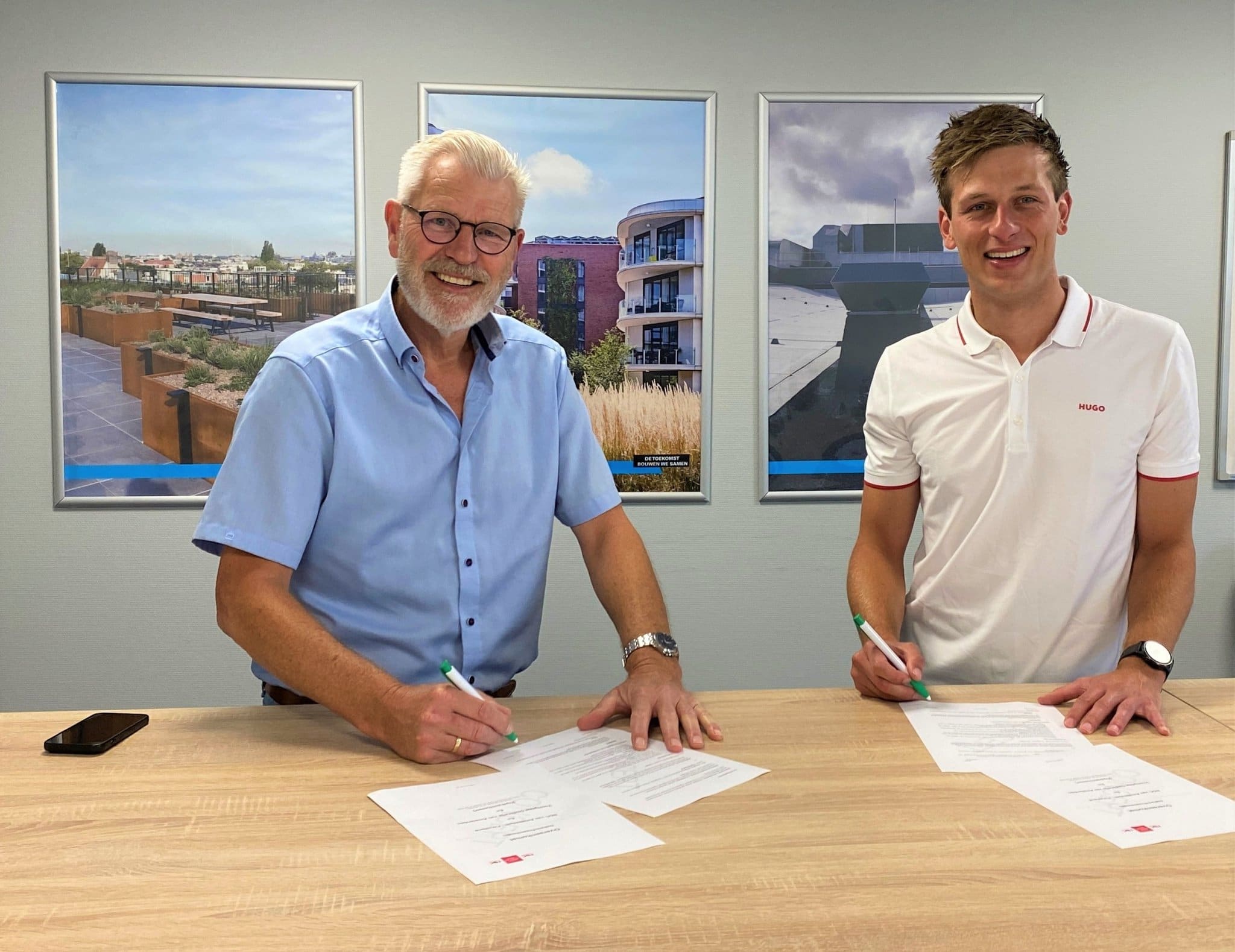 Twee mensen die een contract gaan tekenen