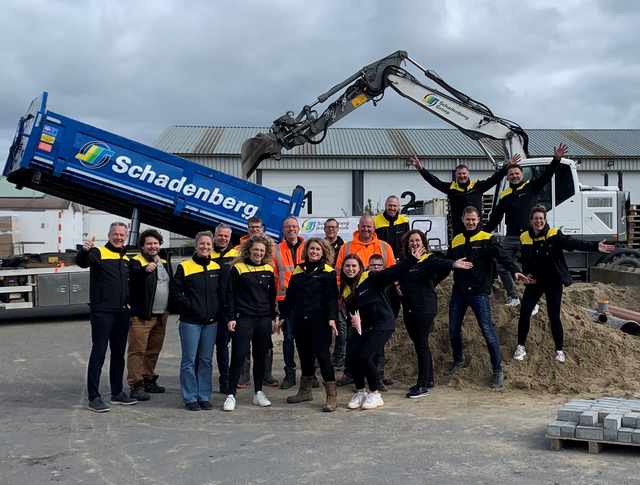 Groep mensen bij een hijskraan